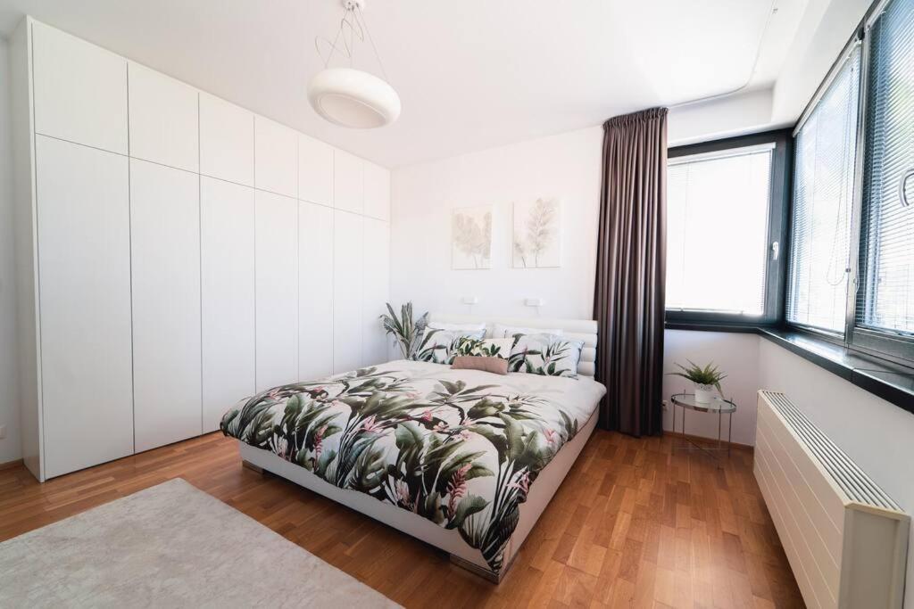 Apartment Marina River View Close To Centre Free Parking Prag